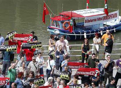 Miembros de Acción Nacionalista Vasca protestan ante el Ayuntamiento de Bilbao, mientras Iñaki Azkuna es elegido alcalde.