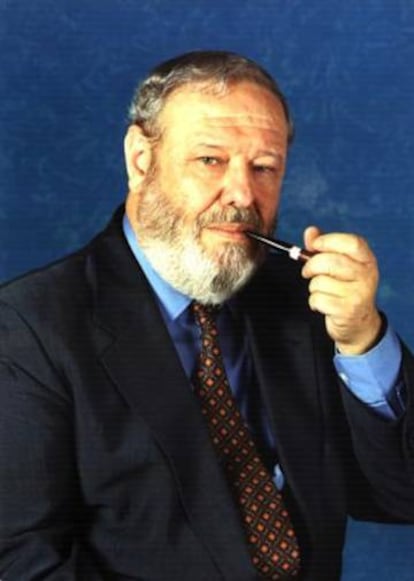 José Luis Balbín con su famosa pipa.