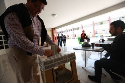 Un cuidadano vota en la capital mexicana.