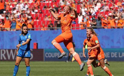 Stefanie van der Gragt celebra el segundo gol de Holanda ante Italia.