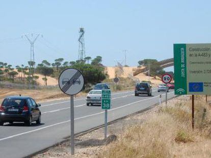 Un tramo de la carretera que une El Rocío con Matalascañas.