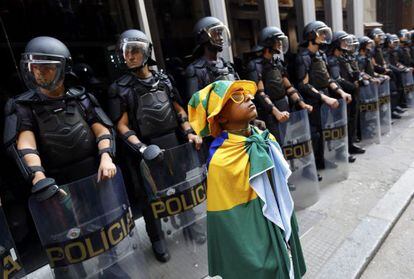 Un seguidor brasileño ante los agentes de policía.
