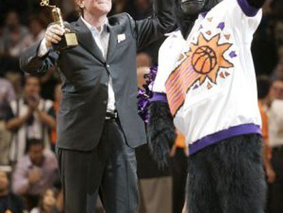 Robert Sarver, interesado en comprar el Levante, con la mascota de su club, Phoenix Suns.