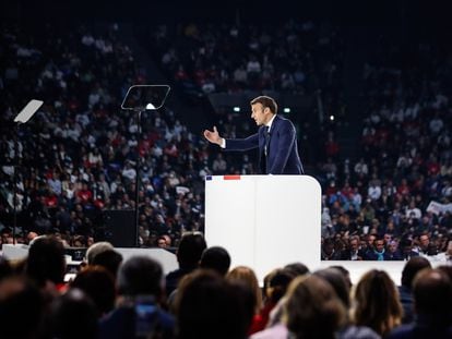 El presidente francés, Emmanuel Macron, en su mitin de campaña en La Défense en las afueras de Parías