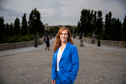 Mónica García, durante una entrevista en el Puente de Toledo, en Madrid.
