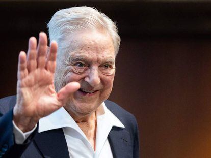  El filántropo y millonario George Soros saluda a la audiencia en el momento en que fue galardonado con el premio Schumpeter 2019 en Viena, Austria, el 21 de junio de 2019.