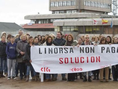 Trabajadores de Linorsa, frente al Ayuntamiento de Vigo, una de las Administraciones que tiene contratos con la empresa.