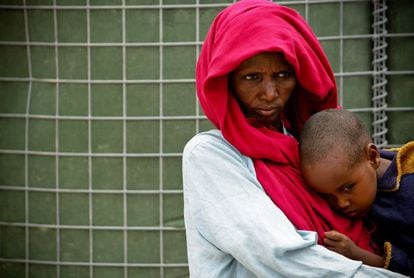 En África Subsahariana, 1 de cada 10 niños muere antes de cumplir los 5 años, más de 15 veces la media de las regiones desarrolladas. Somalia sufre una grave sequía que ha devastado grandes extensiones de la región del Cuerno de África. Según cálculos de la ONU, alrededor de 11 millones de personas requieren asistencia humanitaria. En la imagen, un niño desnutrido llevado por una mujer espera a recibir atención médica de la Misión de la Unión Africana en Somalia (Amisom), en Mogadiscio, la capital del país. Las principales causas de muerte son la neumonía, las complicaciones derivadas del parto prematuro, la diarrea, las complicaciones durante el parto y la malaria. El primer mes y, en particular, las primeras 24 horas constituyen el período más peligroso en la vida de un niño. Hoy en día, los recién nacidos representan casi la mitad (44%) de las muertes de niños menores de 5 años. Además, la desnutrición contribuye al 45% de todas las muertes de niños menores de 5 años. Los niños alimentados exclusivamente con leche materna durante los primeros 6 meses de vida tienen 14 veces más probabilidades de sobrevivir que los niños no amamantados.