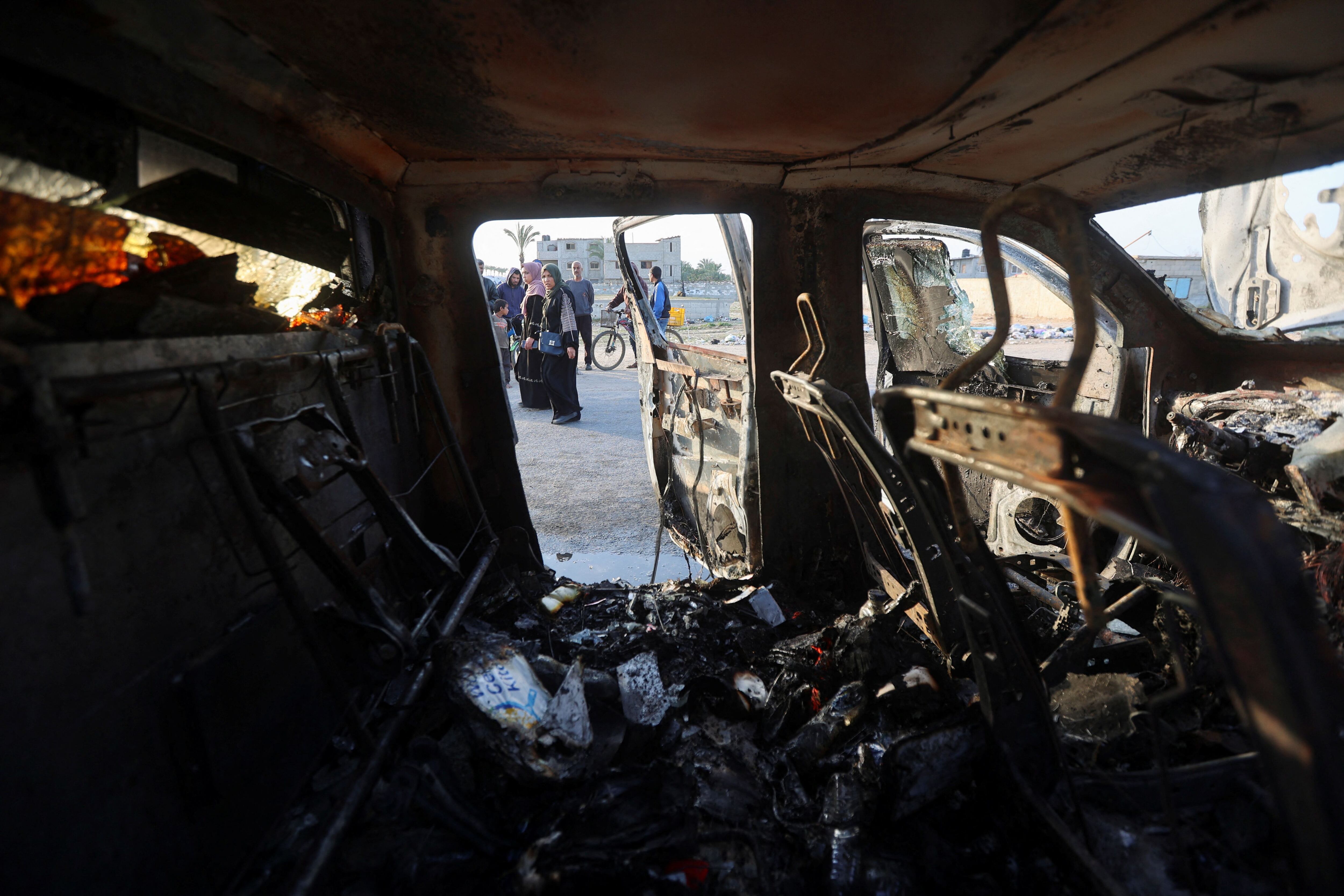 Estado de uno de los vehículos del convoy de la organización no gubernamental World Central Kitchen alcanzados por el ataque israelí. 
