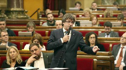 Carles Puigdemont esta ma&ntilde;ana en el pleno del Parlament.