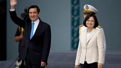 El expresidente de Taiwán, Ma Ying-jeou, con su sucesora y actual dirigente, Tsai Ing-wen, durante el traspaso de poderes en 2016, en Taipéi.