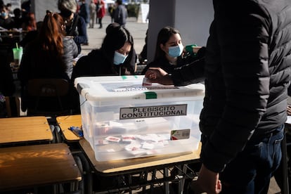 Un hombre deposita su voto en una de las urnas en el colegio electoral en el Estadio Nacional, en Santiago, durante el plebiscito constitucional.