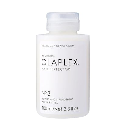 ¿Qué es? Mascarilla capilar Nº3 de Olaplex.
¿Cómo se hizo viral? Desde que la marca dejara de ser solo un secreto de profesionales y salones de belleza y pasara a comercializarse, Olaplex ha arrasado en el mercado y también en las redes. Su paso número tres, esta mascarilla reparadora y fortalecedora, arrasa entre los productos de su gama como si fuera mágica.
¿Por qué es una verdadera joya? Es el paso final el tratamiento Olaplex y los usuarios suelen llevársela a casa para alargar el efecto del tratamiento aplicado en peluquería. Funciona de verdad reparando el cabello de raíces a puntas y evitando que se rompa después de tintes y tratamientos permanentes.