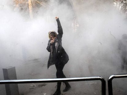 Una joven levanta el puño durante los choques entre manifestantes y policía en la Universidad de Teherán.