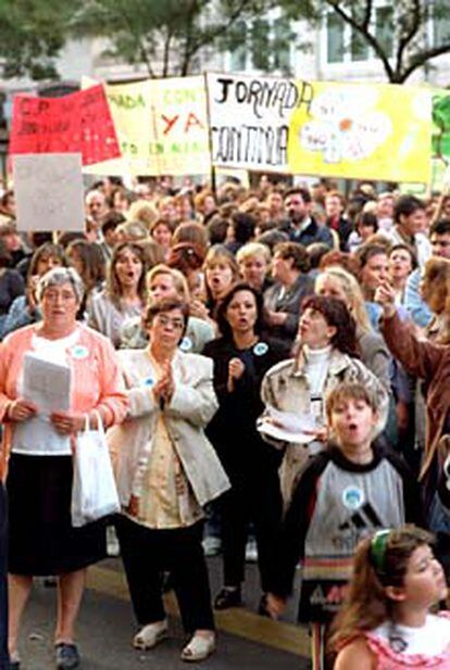 Manifestación a favor de la jornada continua en los colegios en 1999.