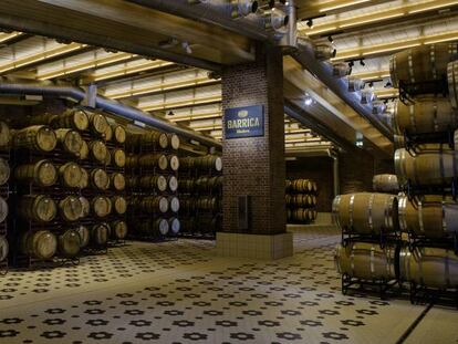 Bodega de barricas de Mahou en la f&aacute;brica de Alovera (Guadalajara).