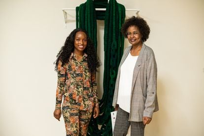 Aïcha Camara, realizadora y actriz guineana (izquierda) y Asha Ismail, presidenta de la ONG Save a Girl. Save a Generation, al término de la presentación del proyecto Chain.