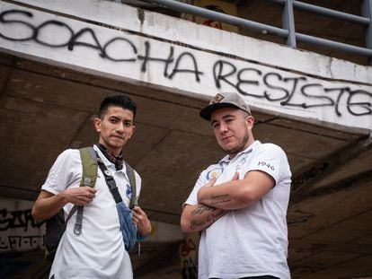 Jesús David Mora y Jeison Hernández, el 26 de octubre de 2022, en el puente El Arco, un símbolo de la protesta social en el municipio de Soacha.