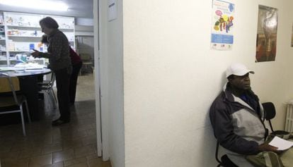 Inmigrantes aguardan para recibir atención médica en la asociación Karibu.