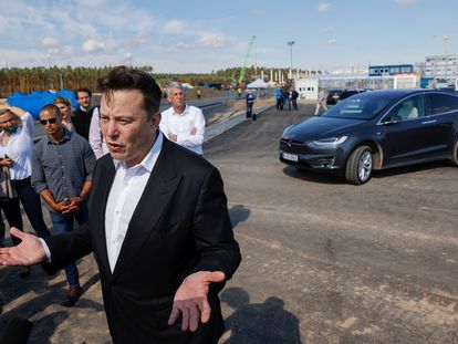 Elon Musk visita las obras de su fábrica de Grünheide, cerca de Berlín, el pasado 3 de septiembre.