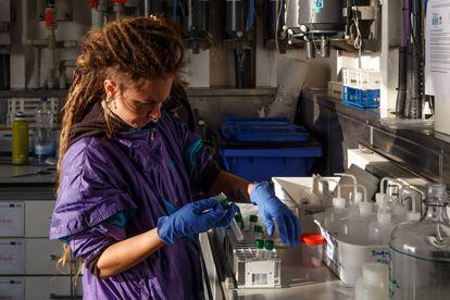 Una investigadora del Instituto Español de Oceanografía durante una campaña de investigación en el golfo de Cádiz realizada este año.