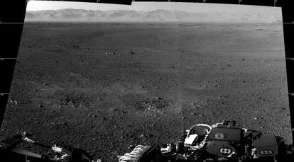 Imagen formada por dos fotograf&iacute;as del paisaje de Marte visto por el robot &#039;Curiosity&#039;.