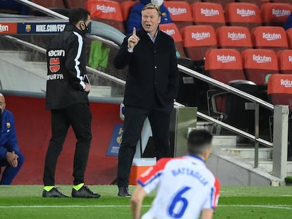 El técnico del Barcelona, Ronald Koeman, da órdenes desde la banda.