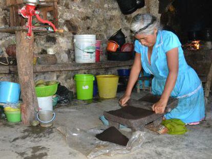 Una mujer muele café en Tonchintlán (Hidalgo, México).