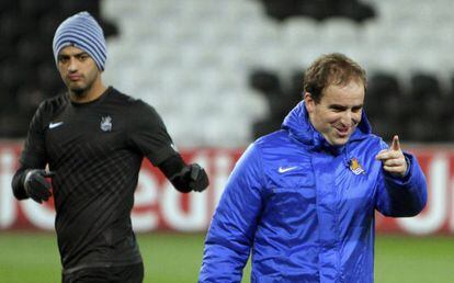 Vela y su t&eacute;cnico, Arrasate, en el entrenamiento de ayer.