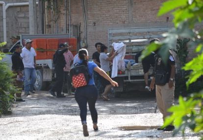 Miembros del Ejercito Mexicano y Policías Municipales resguardan la zona donde un grupo armado asesinó a cinco personas en la localidad de Petaquillas, municipio de Chilpancingo en Guerrero (México).