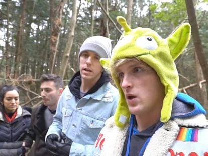 El youtuber Logan Paul (derecha) junto a tres amigos en el bosque Aokigahara, en Japón.