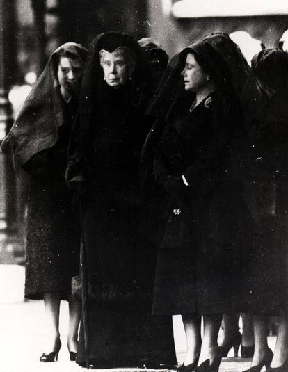De izquierda a derecha, la princesa Isabel, su abuela, la reina María de Teck, y la reina madre, Isabel Bowes-Lyon, permanecen en la entrada de Westminster, donde fue trasladado el féretro del rey Jorge VI de Inglaterra, en Londres en febrero de 1952.