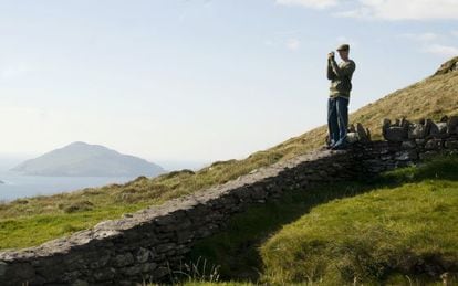 Un turista tirando fotos a lo largo del Ring of Kerry, en Irlanda. 