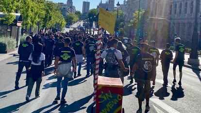 Protesta de los bomberos por las calles de Madrid.