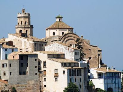 El centro de Tivissa, con la iglesia que alberga dentro de sus muros otra m&aacute;s antigua de estilo g&oacute;tico.
