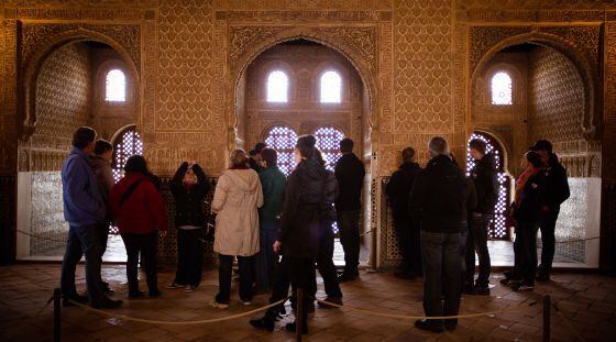 Turistas extranjeros, europeos y asiáticos, visitan la Alhambra.