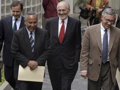 Los ex presidentes Jorge Quiroga, Eduardo Rodriguez Veltze, Carlos Mesa y el vicepresidente Victor Hugo Cardenas, a su llegada a una confrencia en La Paz el pasado 17 de marzo.