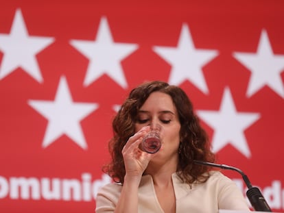 La presidenta de la Comunidad de Madrid Isabel Díaz Ayuso, en la rueda de prensa en la Puerta del Sol en Madrid, este miércoles.