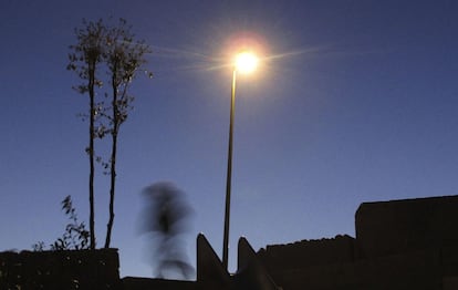 El parque y el soterramiento de la M-30 ha costado en total 4.100 millones de euros, de los que 410 corresponden a la rehabilitación del río. Este corredor medioambiental que une grandes zonas verdes como la Casa de Campo o los parques del Oeste y Lineal del Manzanares. Son más de 900.000 metros cuadrados devueltos a los ciudadanos, con 33.000 nuevos árboles y 470.000 arbustos, más de 10 kilómetros de paseos peatonales y ciclistas, fuentes, instalaciones deportivas. En la foto, la zona de los toboganes gigantes.