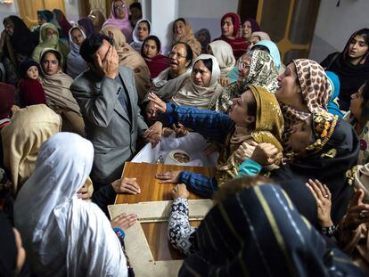 Un grupo de seis talibanes ha matado al menos a 135 personas, la gran mayoría niños de una escuela administrada por el Ejército en la ciudad de Peshawar, en el noroeste del país. En la imagen, una familia llora la muerte de su hijo de 15 años.