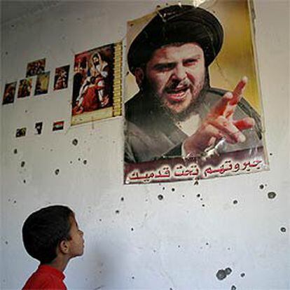 Un niño mira un cartel de Múqtada al Sáder, líder del Ejército del Mahdi, en una casa de Ciudad Sáder.