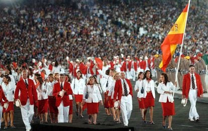 El equipo español desfila ondeando la bandera constitucional en la Olimpiada de Atenas.