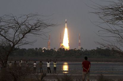 Un grupo de personas observa el lanzamiento del cohete GSLV Mk III, el más grande y con mayor capacidad construido hasta la fecha por la industria nacional india, en Sriharikota (India). 