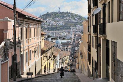 La segunda ciudad a la que viajar es Quito (Ecuador). En la imagen, El Panecillo, una colina de origen volcánico situada en el centro de la ciudad.