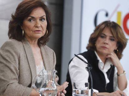 Carmen Calvo junto a la ministra de Justicia, Dolores Delgado