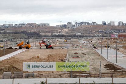 Obras de urbanización en el futuro barrio de Los Berrocales en Madrid.