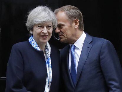 Theresa May y Donald Tusk, en abril