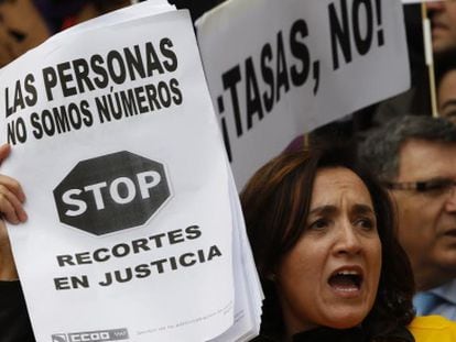 Una mujer protesta a las puertas de los Juzgados de Plaza Castilla (Madrid)