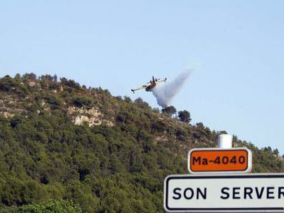 Una avioneta de los bomberos trabaja en la zona de Sa Font de Sa Cala, en el municipio de Capdepera.