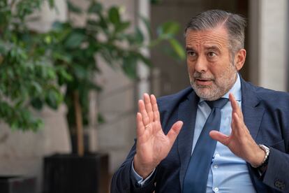 El consejero Enrique López, durante la entrevista.